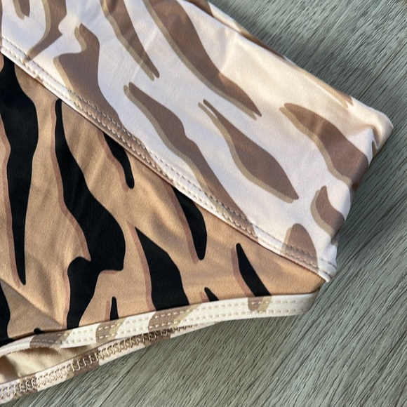 MOVING SALE! Beach Riot Emmy Bottom in Chapman Zebra - Like New! - Picture 6 of 9